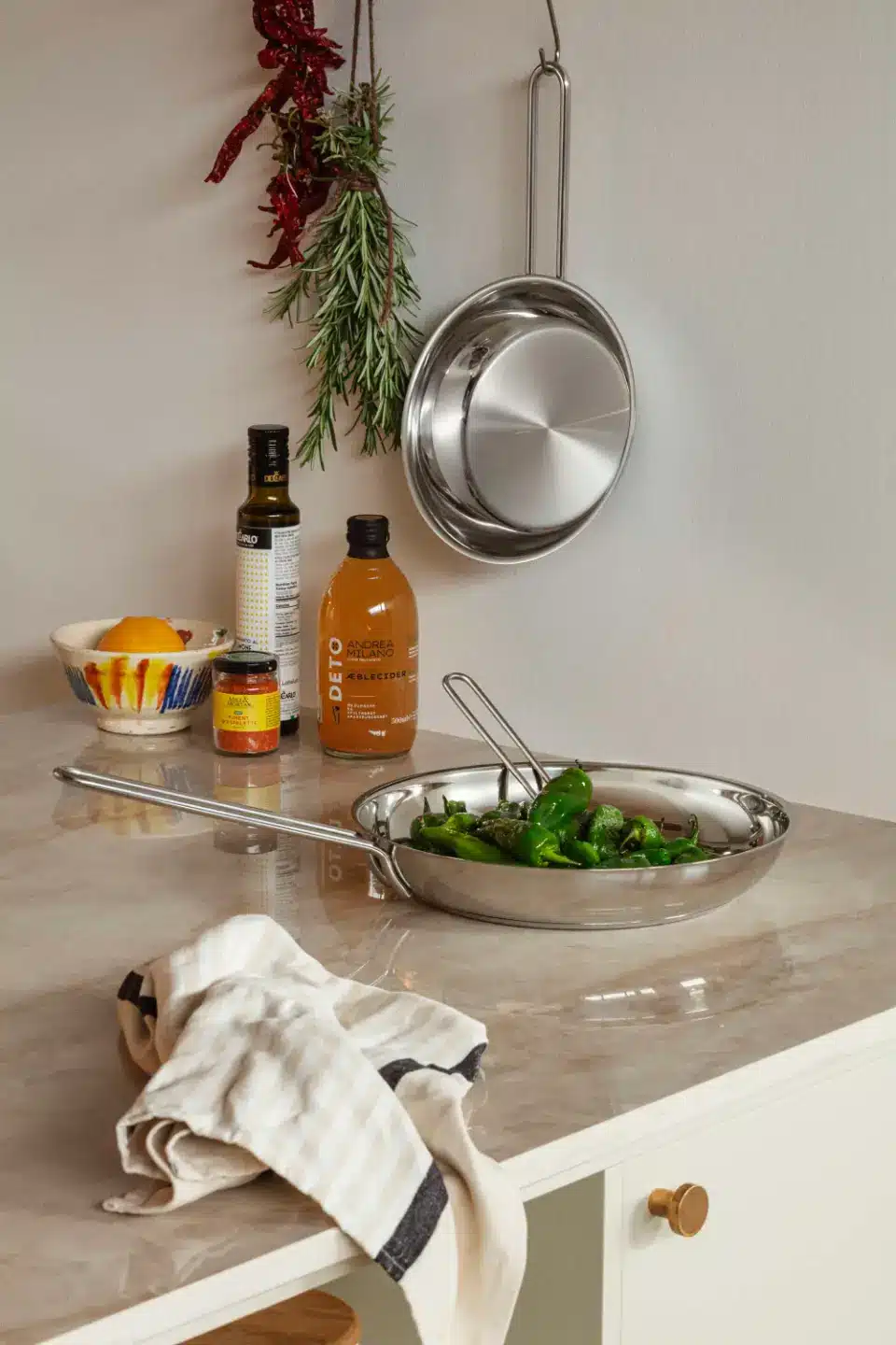 313320_313328_eva_trio_stainless_steel_frying_pan_20_28cm_steelbase_vertical